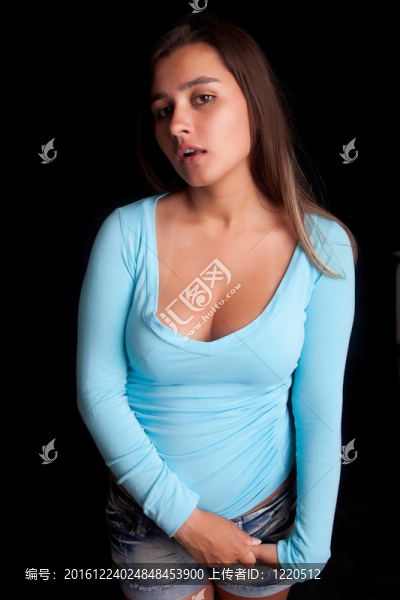 年輕漂亮的女人擺姿勢(shì)