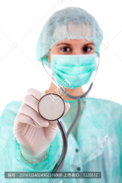 護士拿著聽診器