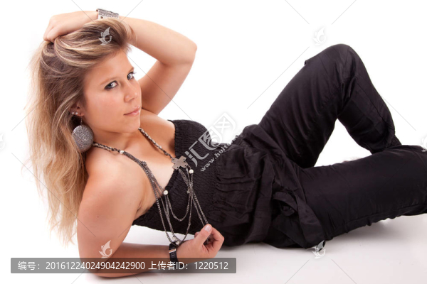 年輕漂亮的女人擺姿勢