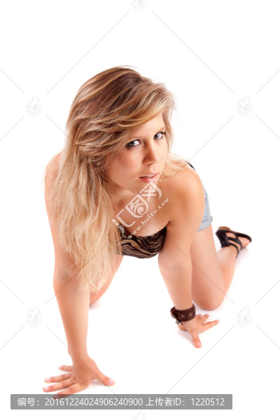 年輕漂亮的女人擺姿勢