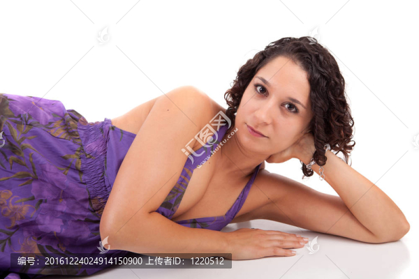 年輕漂亮的女人擺姿勢