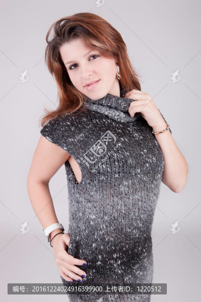 年輕漂亮的女人擺姿勢(shì)