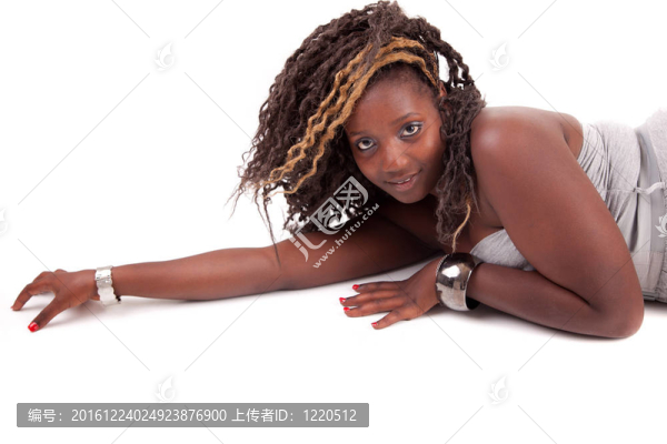 年輕漂亮的女人擺姿勢