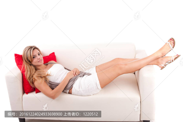 年輕女子在沙發(fā)上放松