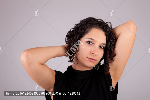 年輕漂亮的女人擺姿勢