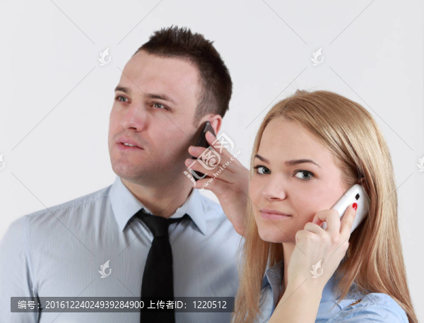夫婦在電話