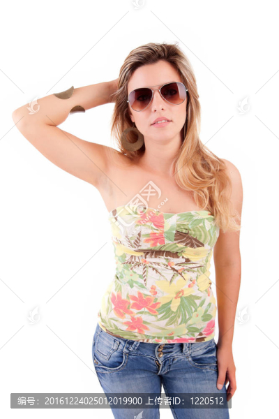 年輕漂亮的女人擺姿勢