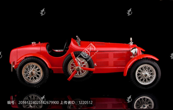 紅色老式汽車黑色背景
