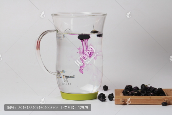 黑枸杞泡水過程