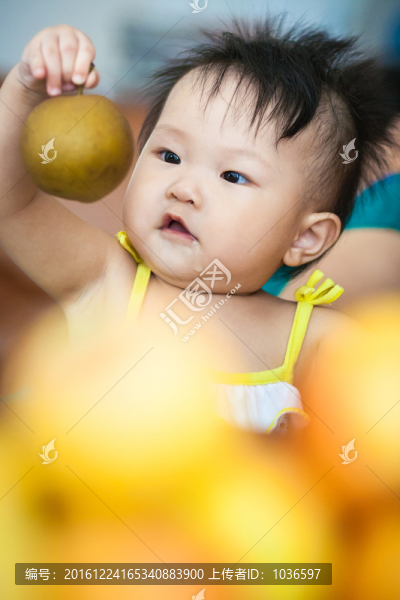 想吃水果的嬰兒