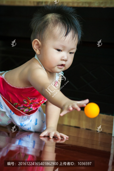 去抓乒乓球的嬰兒