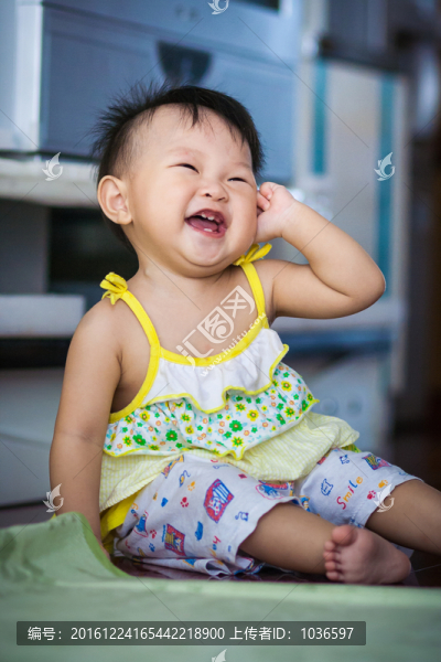 哈哈笑的嬰兒