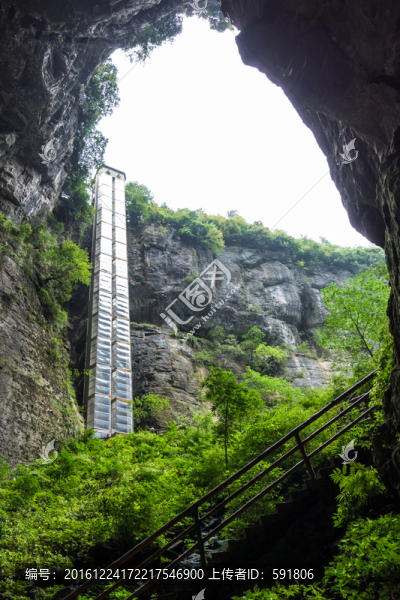 武隆天坑入口電梯仰視