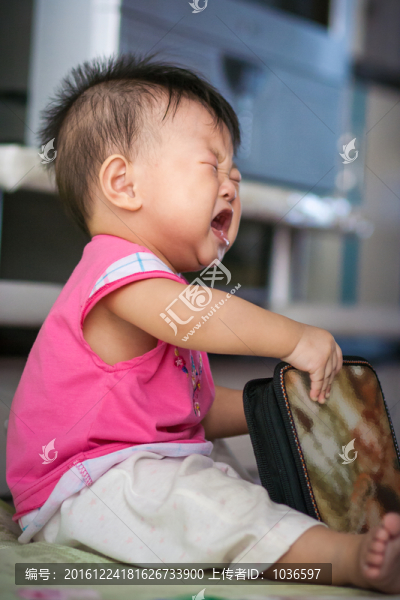 哭鬧的嬰兒