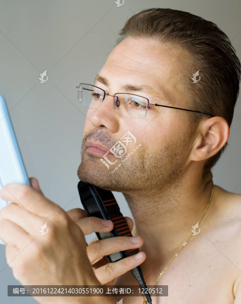 刮胡子的男人