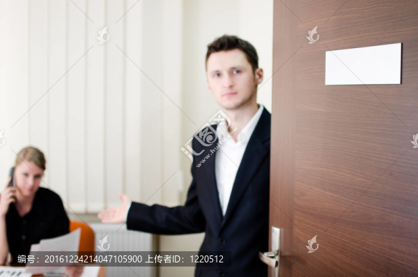 辦公室生活場景。年輕商人請他去辦公室。在門板上放置自己的文本