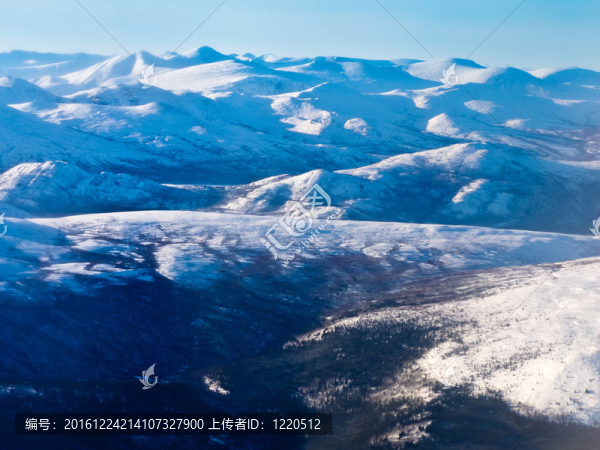 在公元前鳥(niǎo)瞰加拿大白雪皚皚的山峰；