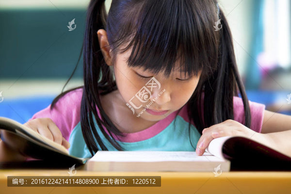 在學校里學習的小女孩