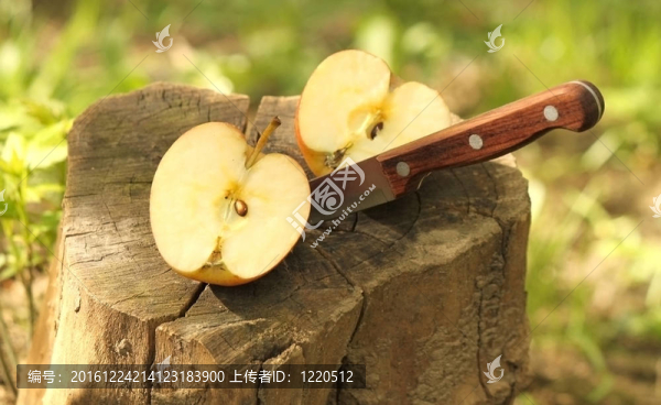 一把刀和一把苹果在树桩上