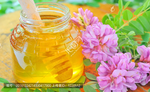 相思的粉紅色和白色的FLO蜂蜜和貼玻璃罐
