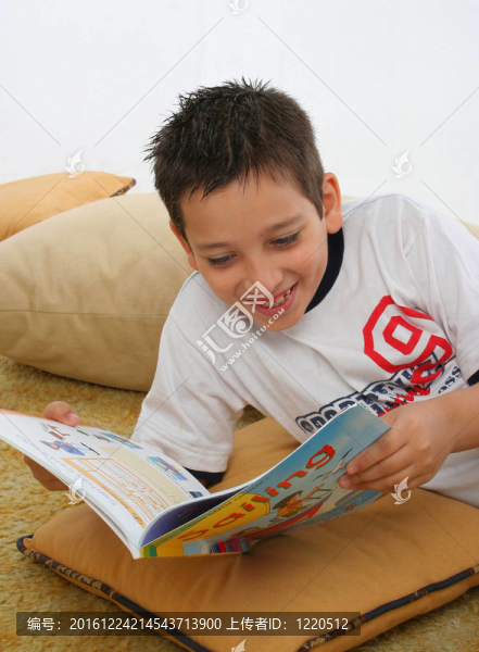 男孩在地板上看書