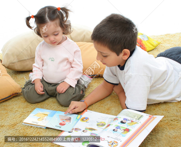 兄妹在地板上看書