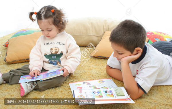 兄妹在地板上看書