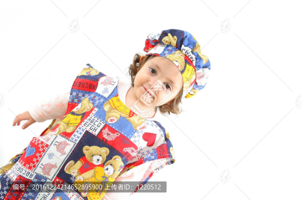 小女孩打扮成廚師