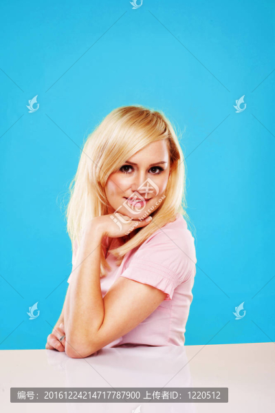 一個(gè)漂亮的金發(fā)女孩開心的微笑