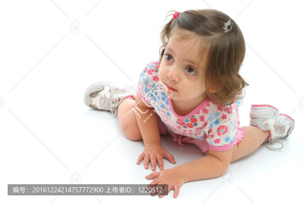 小女孩在地板上帶著美麗的表情