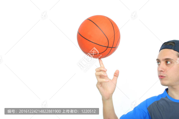 年輕男子打籃球孤立