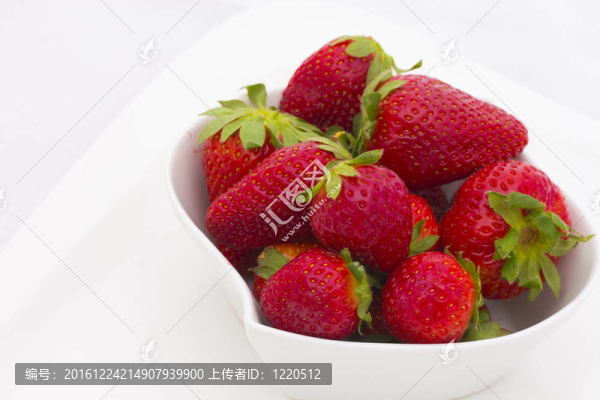 新鮮草莓白碗
