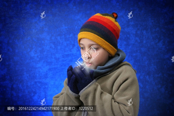 男孩試圖溫暖他的手