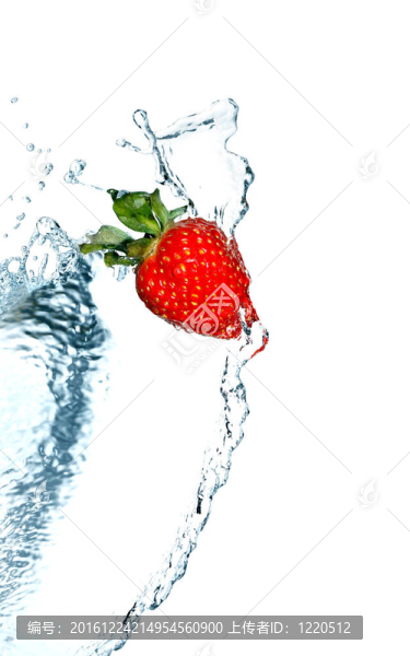 草莓在水