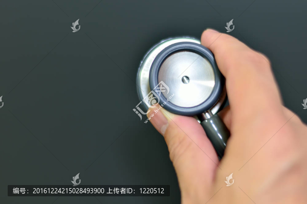 灰色和銀色醫(yī)生聽診器。