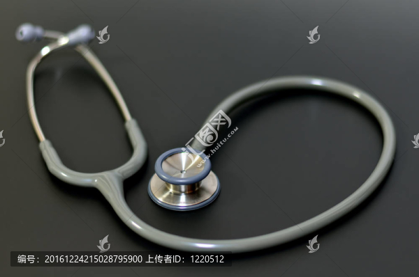 灰色和銀色醫(yī)生聽診器。