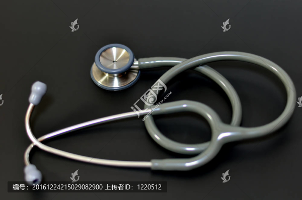 灰色和銀色醫(yī)生聽診器。