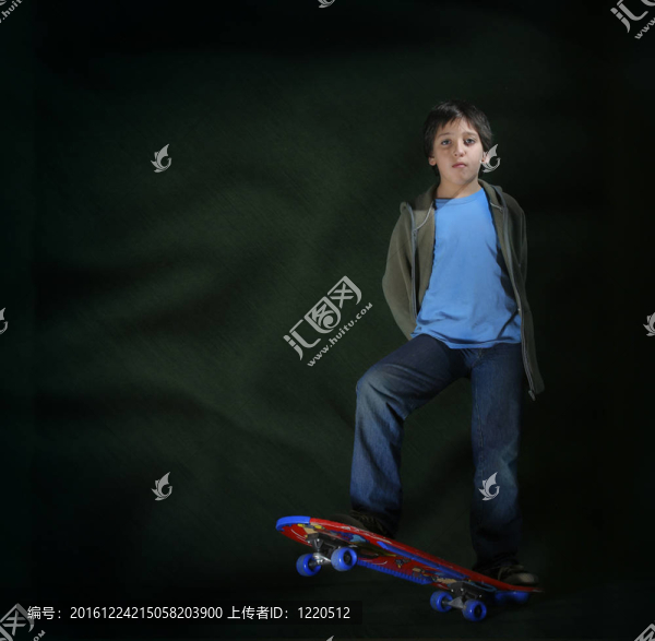 滑板男孩用冷靜的態(tài)度。垃圾風(fēng)格