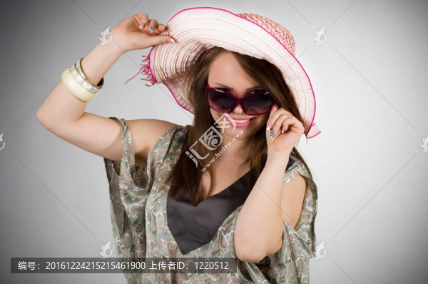 漂亮的戴帽子的年輕女人