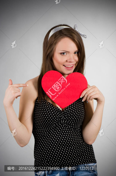 帶著紅心的年輕女人