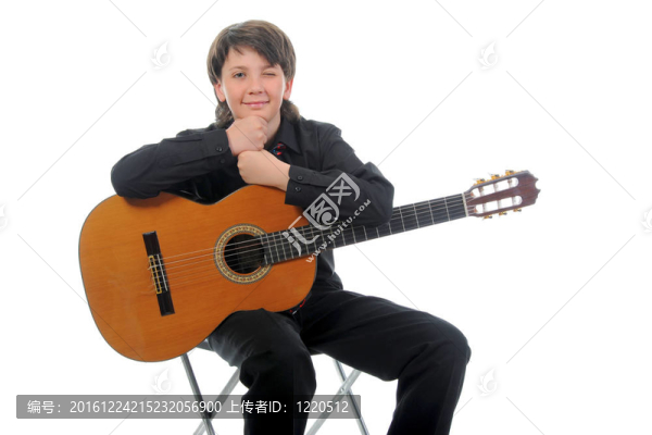 小男孩音樂家彈吉他