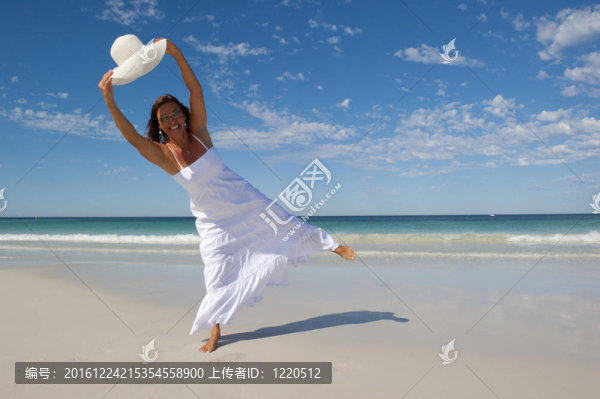 穿著白色連衣裙的漂亮女人