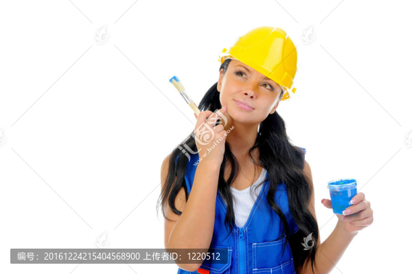 漂亮的年輕女人在做修理