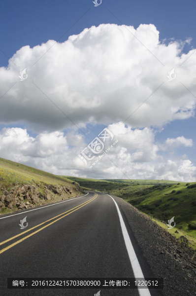 蓬松的云下鋪設的公路