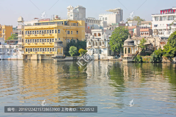 美麗的建筑在湖心島的U