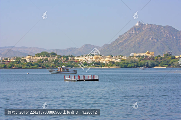美麗的建筑在湖心島的U