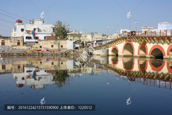 美麗的建筑在湖心島的U