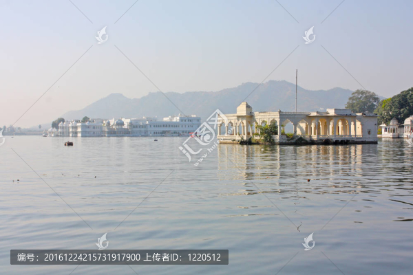 美麗的建筑在湖心島的U