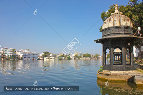 美麗的建筑在湖心島的U