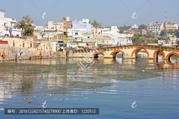 美麗的建筑在湖心島的U